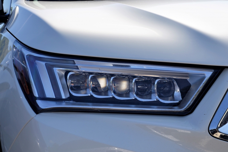 automobile-TOURVES-min_acura-headlamp-2834131